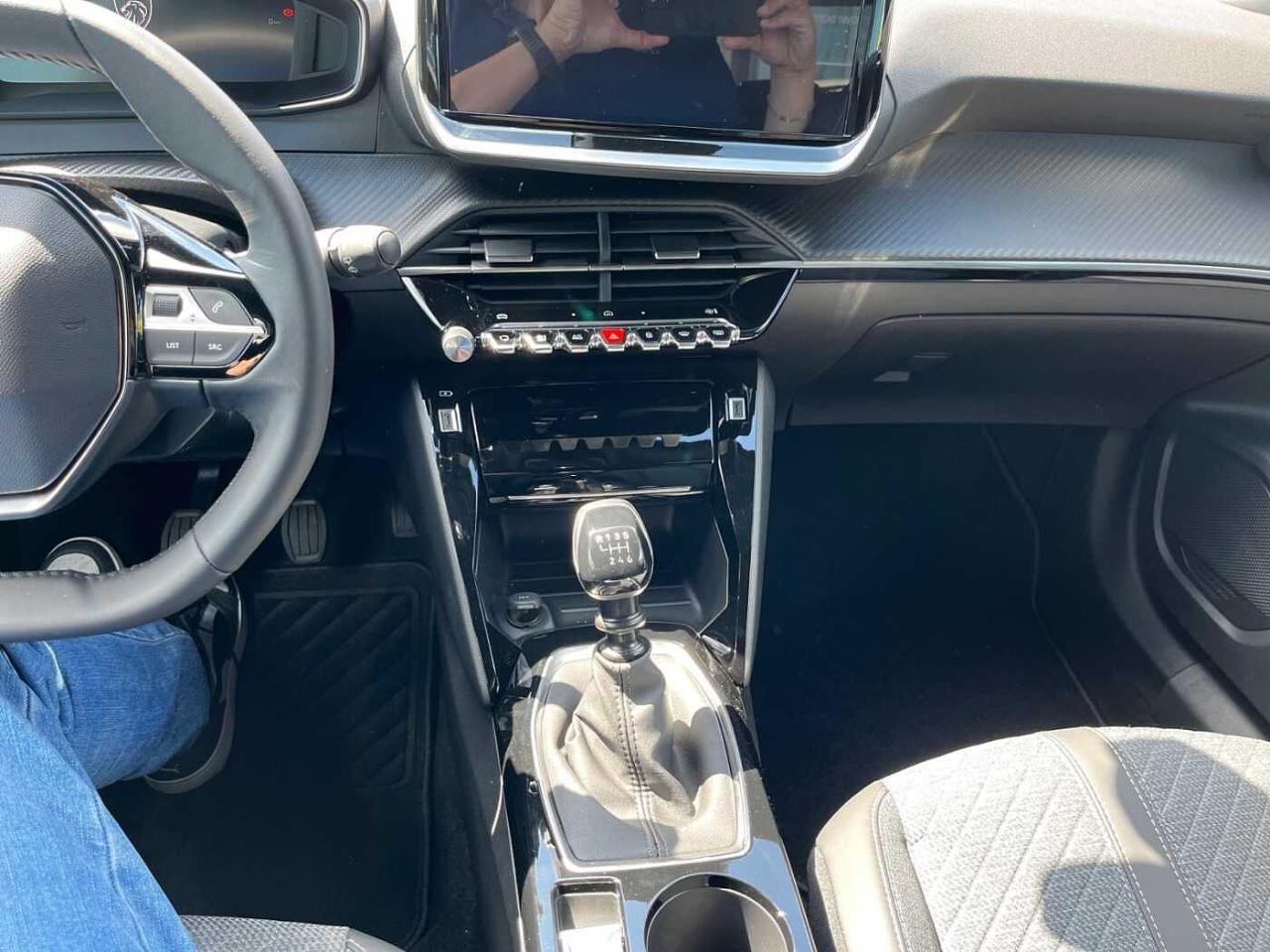Peugeot Peugeot 2008 usata, con consolle alta con appoggiabraccia centrale anteriore e freno di stazionamento elettrico