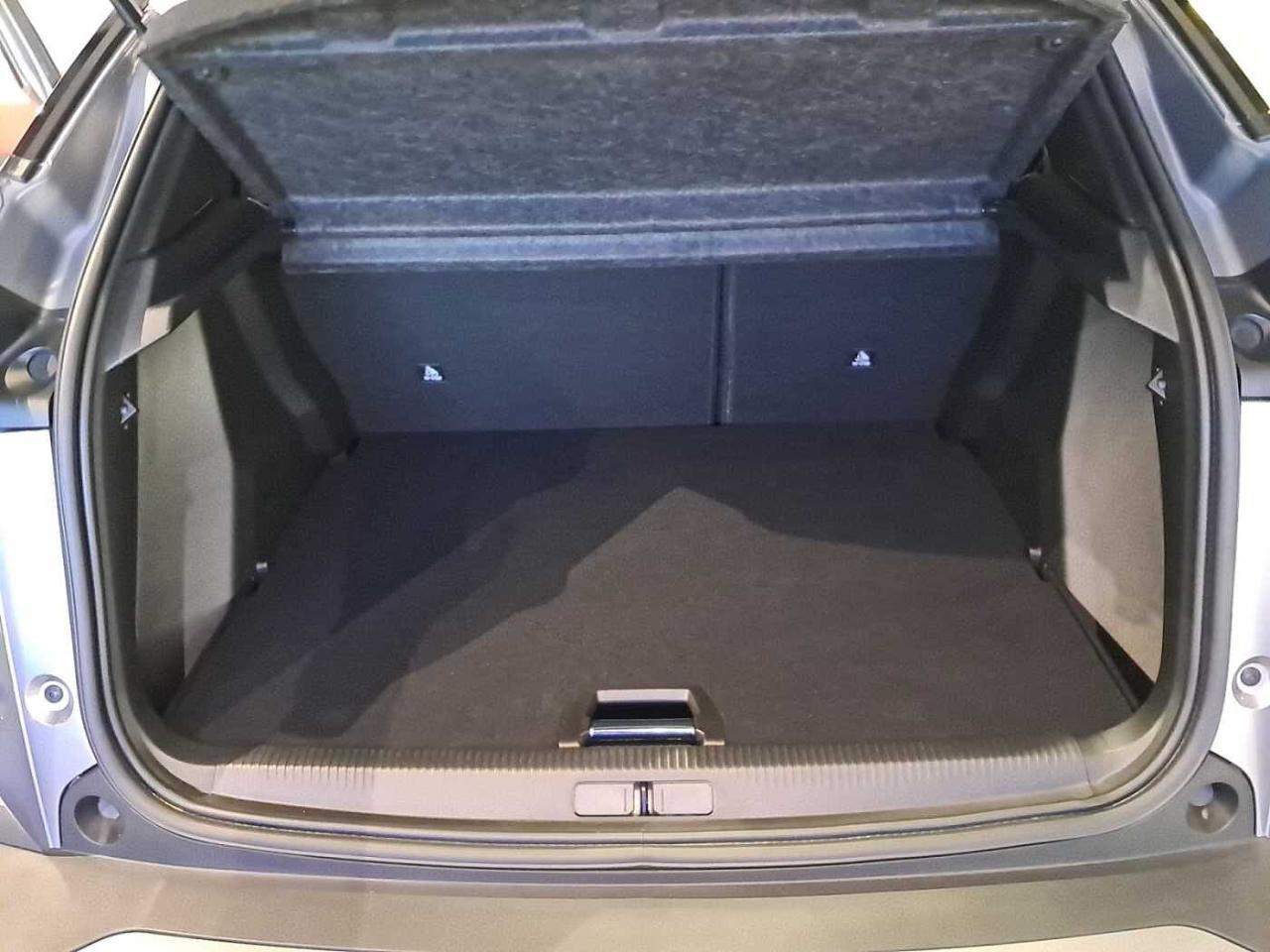 Peugeot Peugeot 2008 usata, con calandra con inserti della griglia inferiore grigio meteorite