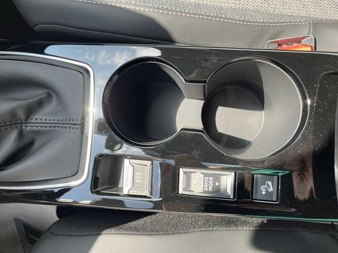 Peugeot Peugeot 2008 usata, con appoggiabraccia delle porte anteriori e posteriori in tessuto/tep isabella con cuciture quartz