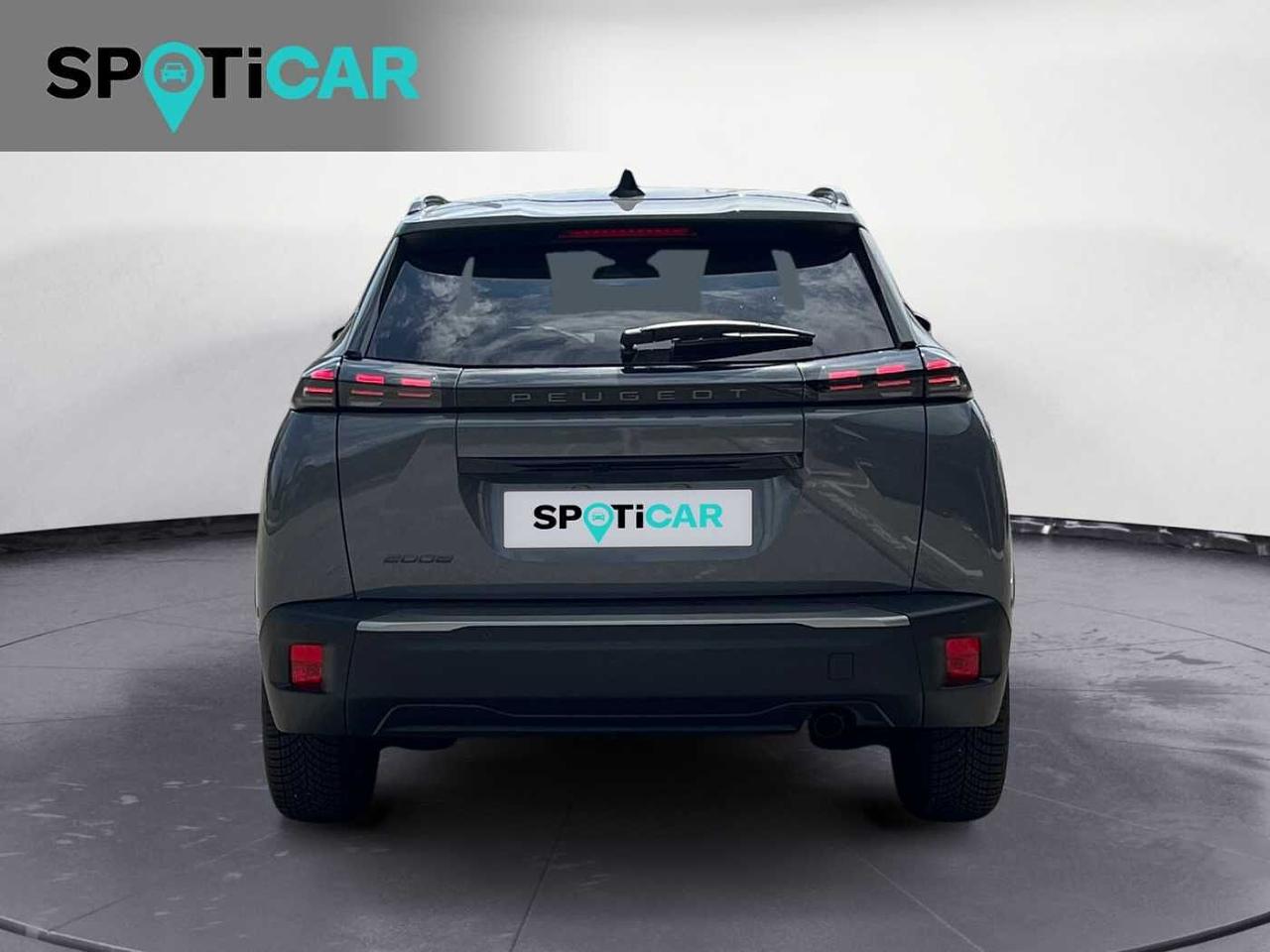 Peugeot Peugeot 2008 usata, con calandra alto di gamma nera con inserti verticali tinta carrozzeria, dettagli dark chrome