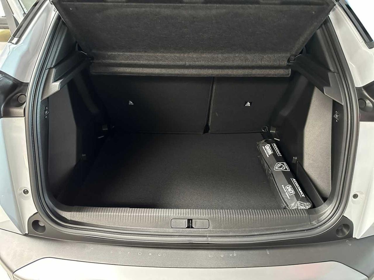 Peugeot Peugeot 2008 usata, con calandra alto di gamma nera con inserti verticali tinta carrozzeria, dettagli dark chrome