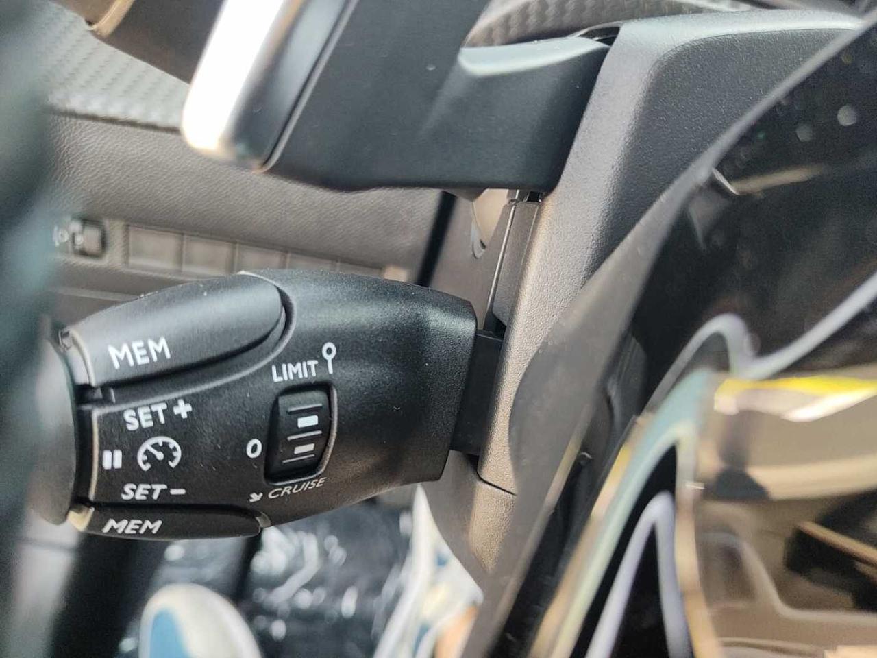 Peugeot Peugeot 2008 usata, con appoggiabraccia delle porte anteriori e posteriori in tessuto/tep isabella con cuciture quartz
