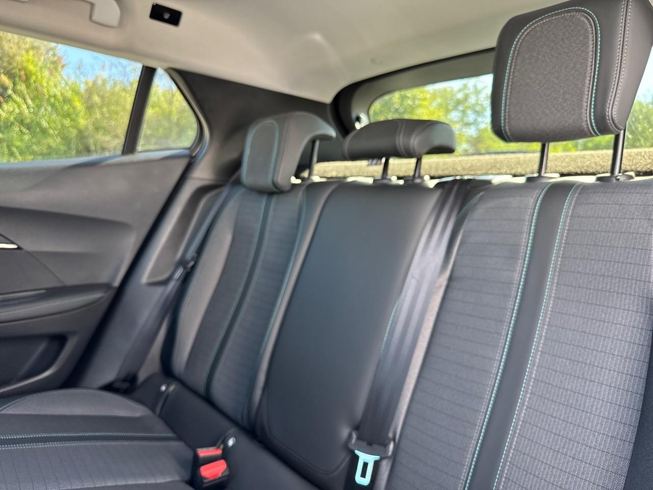 Peugeot Peugeot 2008 usata, con 2 poggiatesta sedili ant. , con reg. in altezza, 3 poggiatesta sedili post. , con reg. in altezza