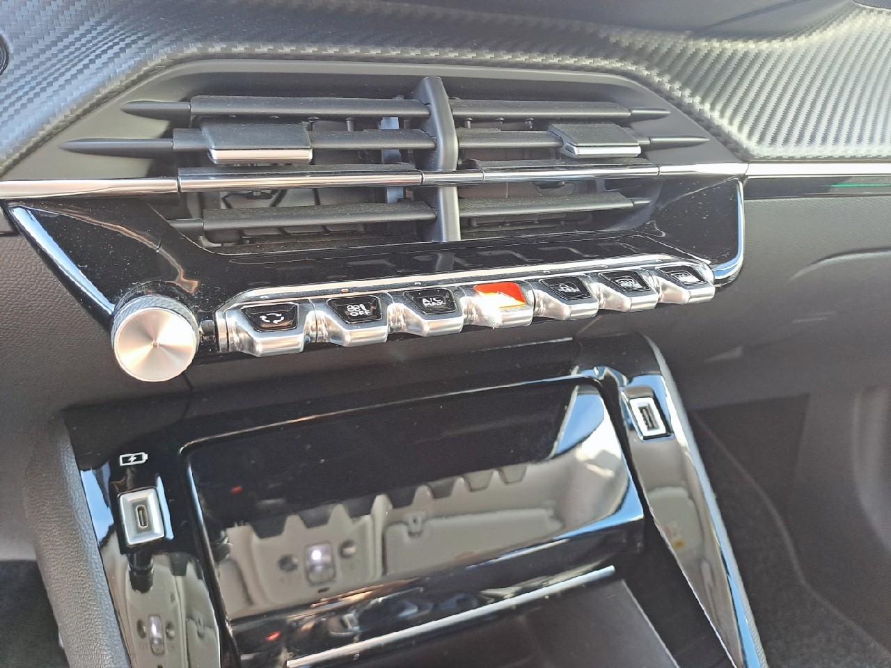 Peugeot Peugeot 2008 usata, con aria condizionata controllata a distanza via telefono, climatizzazione programmabile a distanza, illimitato e include raffreddamento