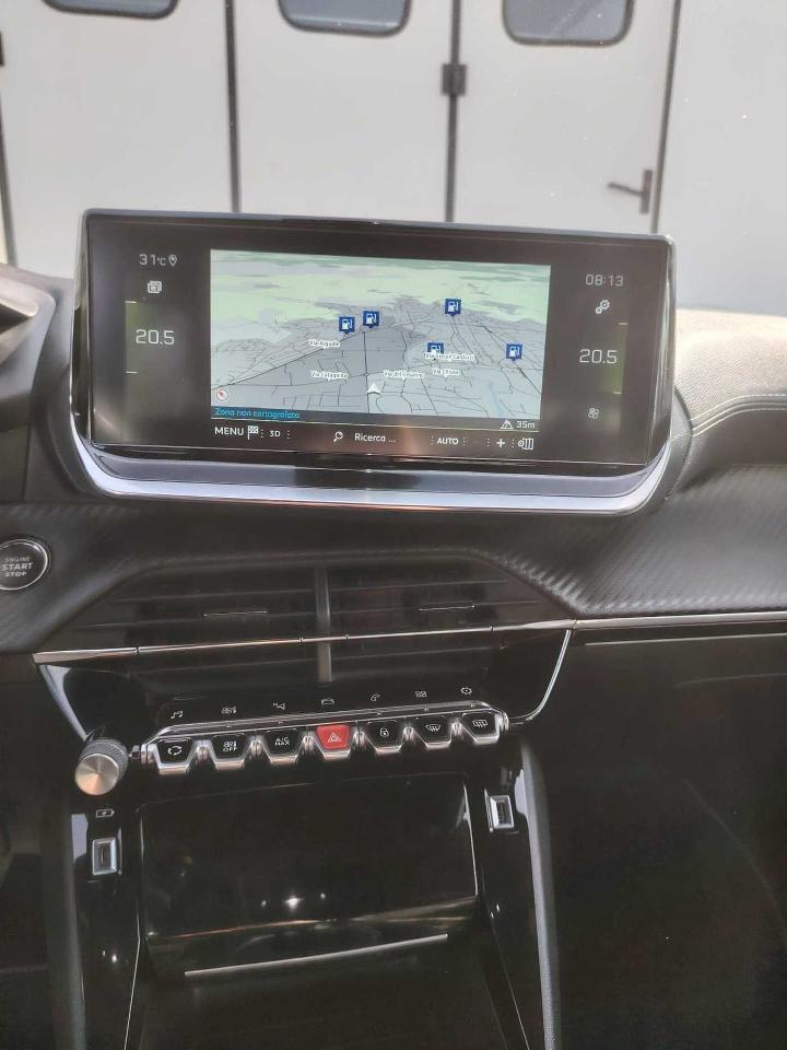 Peugeot Peugeot 208 usata, con 1 presa usb anteriore aggiuntiva di ricarica e 2 prese usb posteriori di ricarica