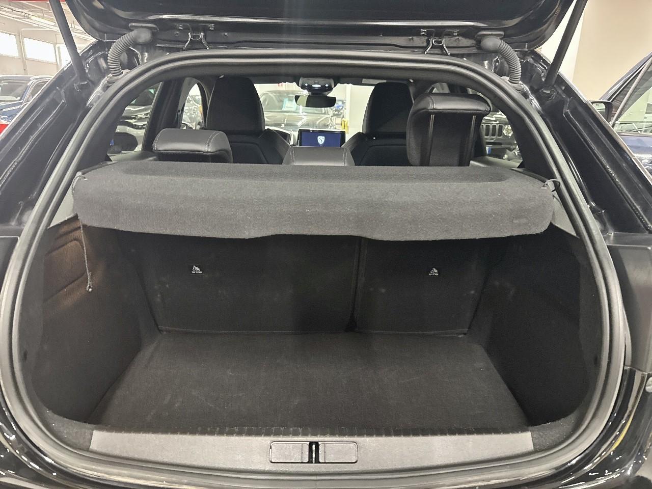 Peugeot Peugeot 208 usata, con cinture sicurezza post. conducente con pretensionatori, cinture sicurezza post. passeggero con pretensionatori, cinture sicurezza post. centrale a 3 punti