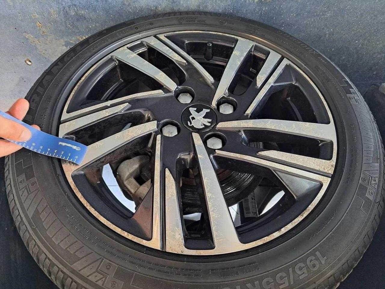 Peugeot Peugeot 208 usata, con 1 presa usb anteriore aggiuntiva di ricarica e 2 prese usb posteriori di ricarica