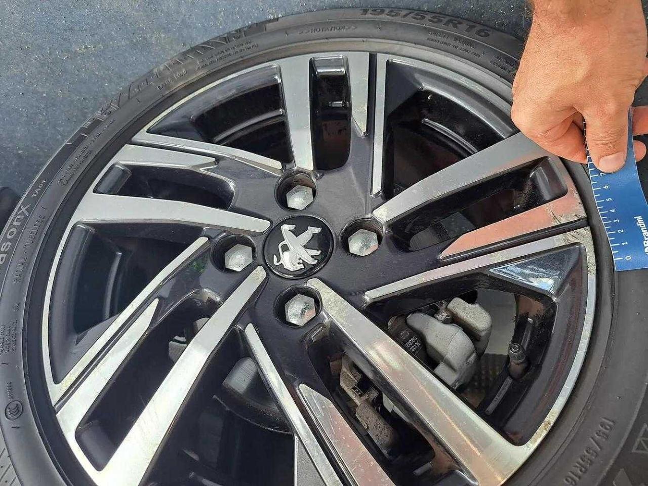 Peugeot Peugeot 208 usata, con 2 maniglie interne per passeggeri posteriori