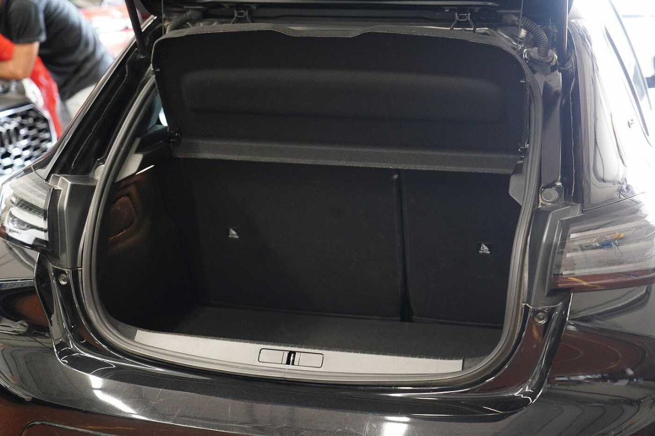 Peugeot Peugeot 208 usata, con consolle alta con appoggiabraccia centrale anteriore e freno di stazionamento elettrico
