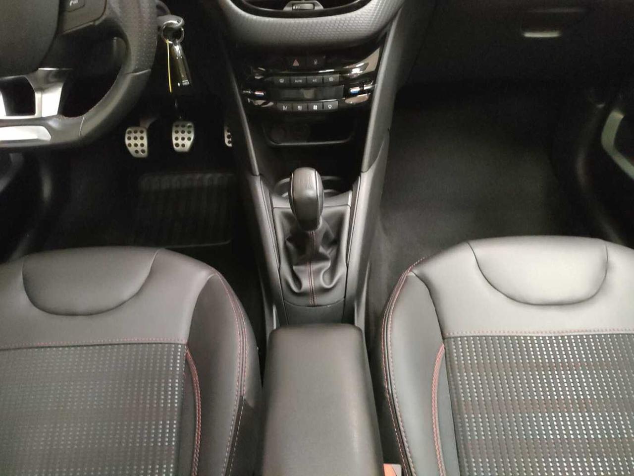 Peugeot Peugeot 208 usata, con battitacco tipo alluminio con scritta peugeot nera