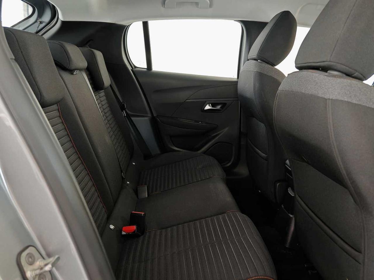 Peugeot Peugeot 208 usata, con bocchette di ventilazione con profili cromati