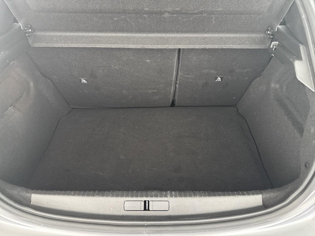 Peugeot Peugeot 208 usata, con cinture sicurezza post. conducente con pretensionatori, cinture sicurezza post. passeggero con pretensionatori, cinture sicurezza post. centrale a 3 punti