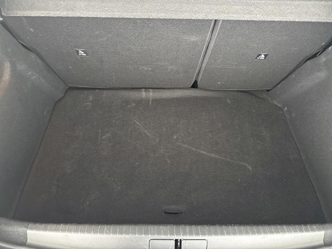 Peugeot Peugeot 208 usata, con cinture sicurezza post. conducente con pretensionatori, cinture sicurezza post. passeggero con pretensionatori, cinture sicurezza post. centrale a 3 punti