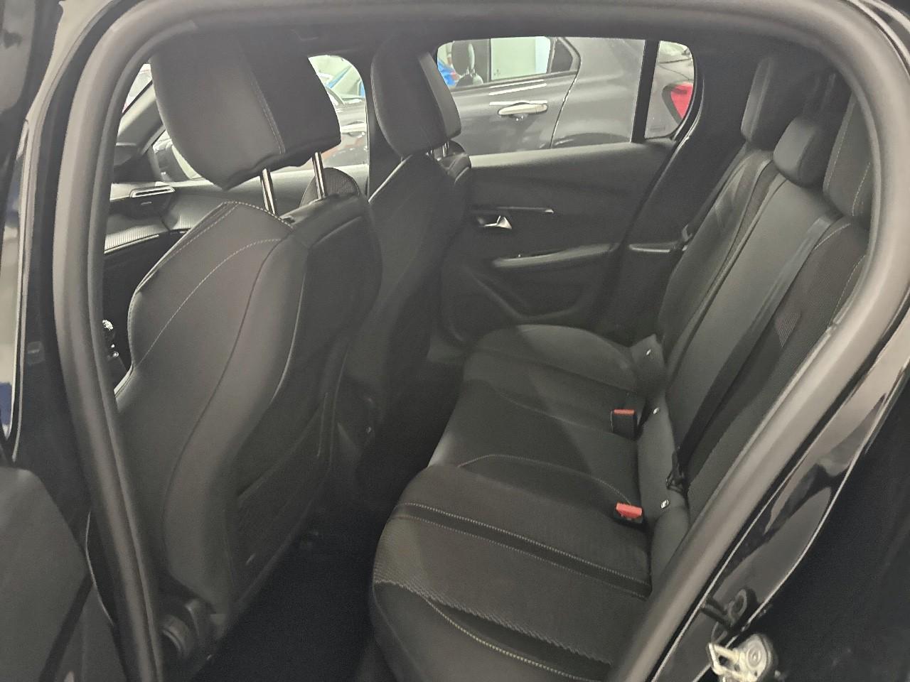 Peugeot Peugeot 208 usata, con 2 poggiatesta sedili ant. , con reg. in altezza, 3 poggiatesta sedili post. , con reg. in altezza