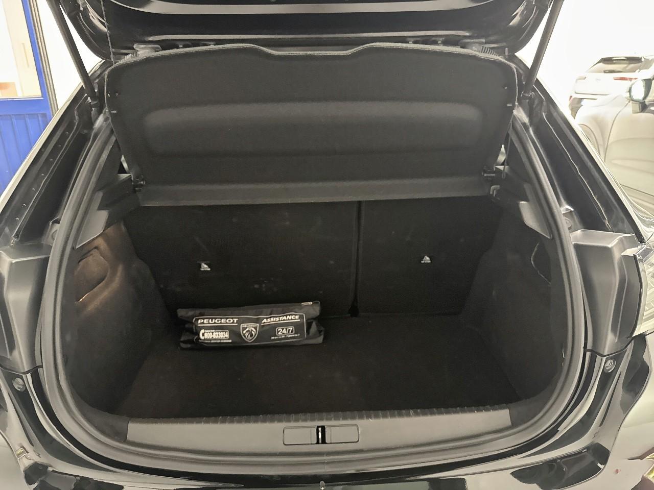 Peugeot Peugeot 208 usata, con cinture sicurezza post. conducente con pretensionatori, cinture sicurezza post. passeggero con pretensionatori, cinture sicurezza post. centrale a 3 punti