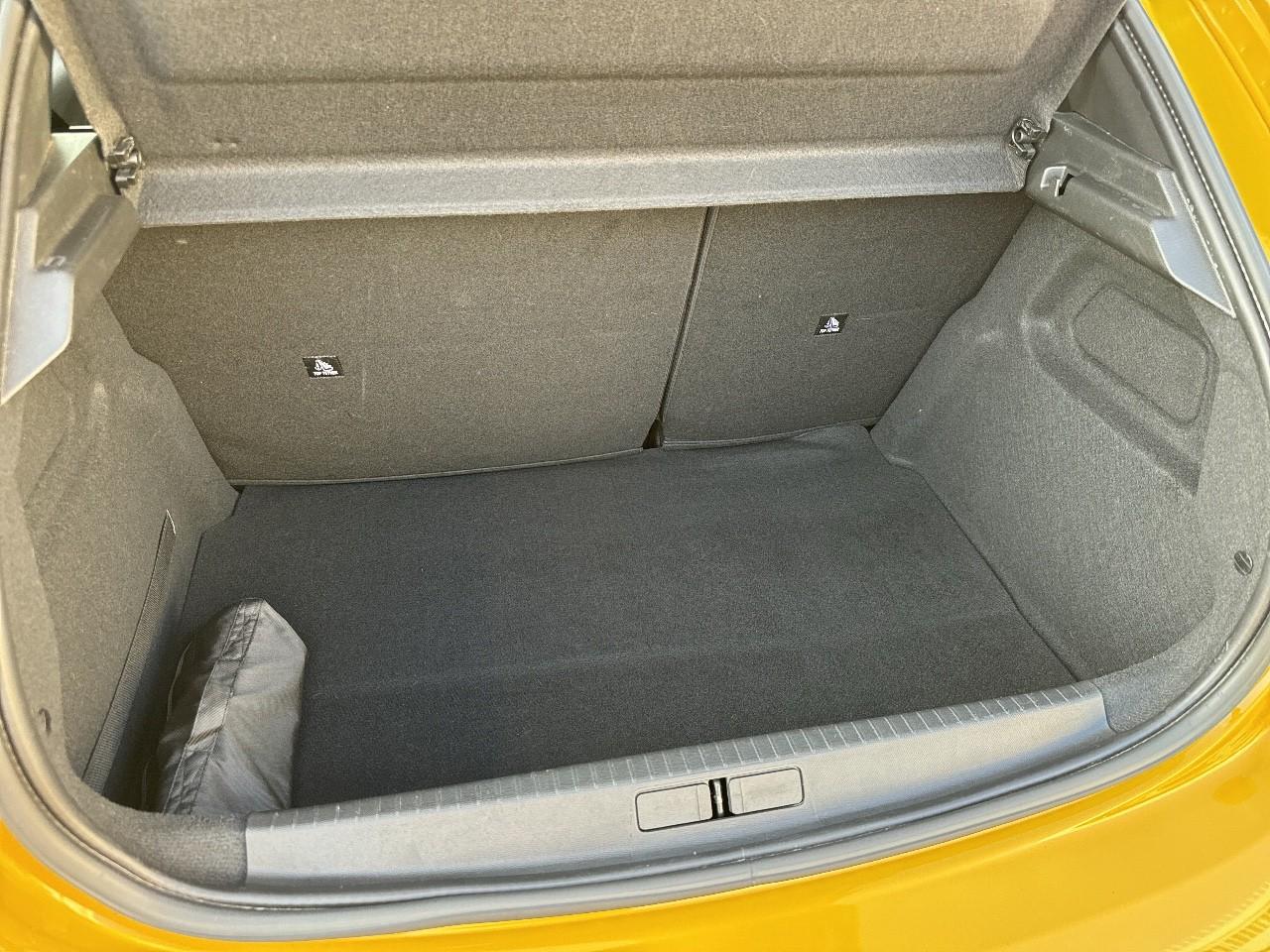 Peugeot Peugeot 208 usata, con comandi audio al volante