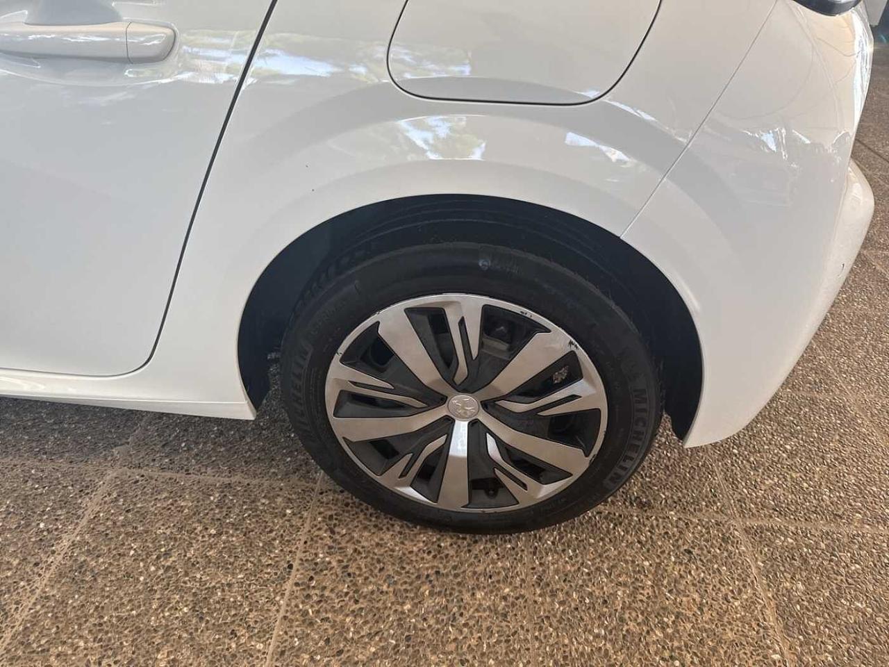 Peugeot Peugeot 208 usata, con portabagagli elettrico