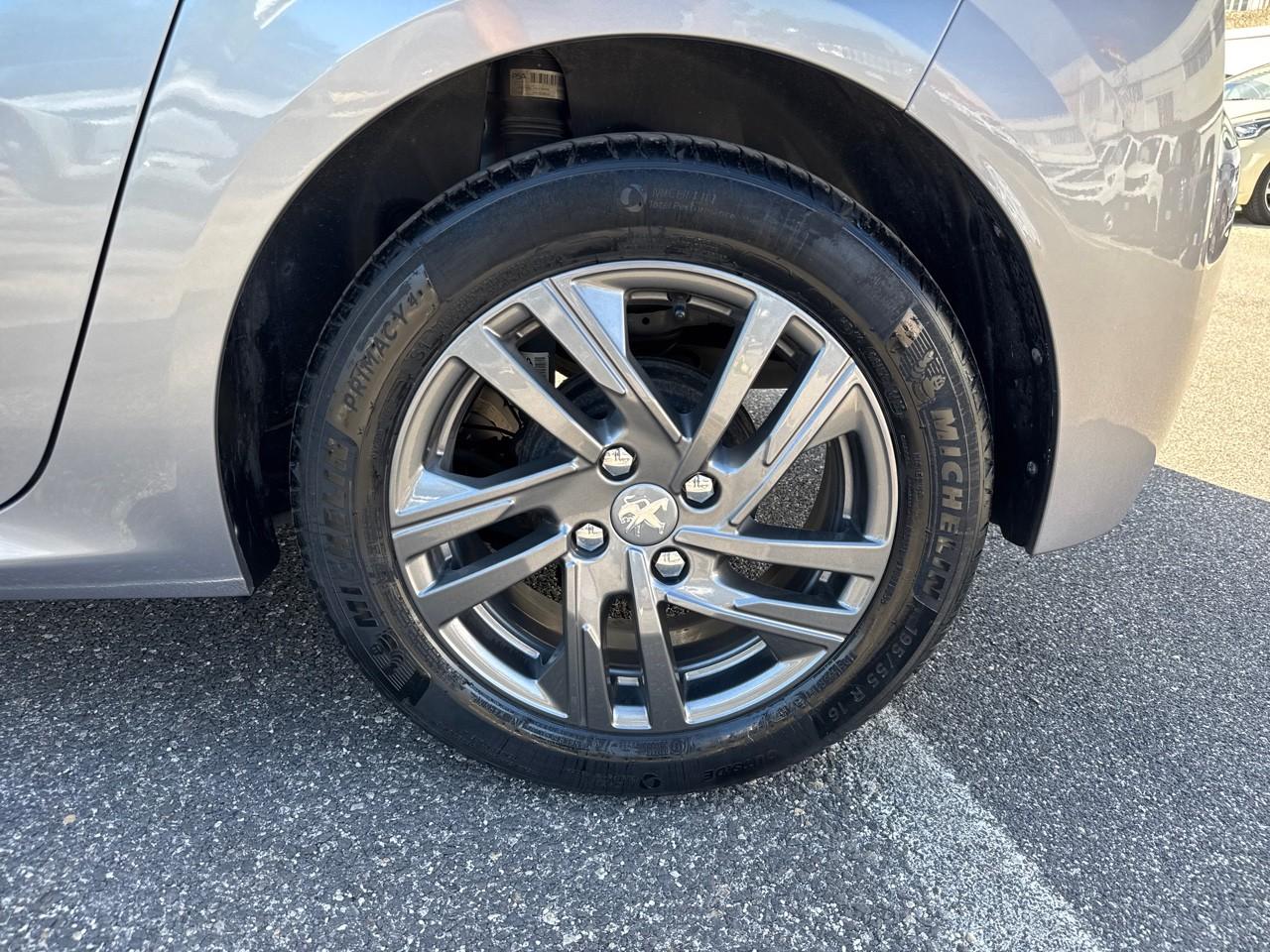 Peugeot Peugeot 208 usata, con 3,5 display multifunzionale pannello strumenti 1 e 8,9, 7,0 display multifunzionale touch screen, plancia 1 e 17,8