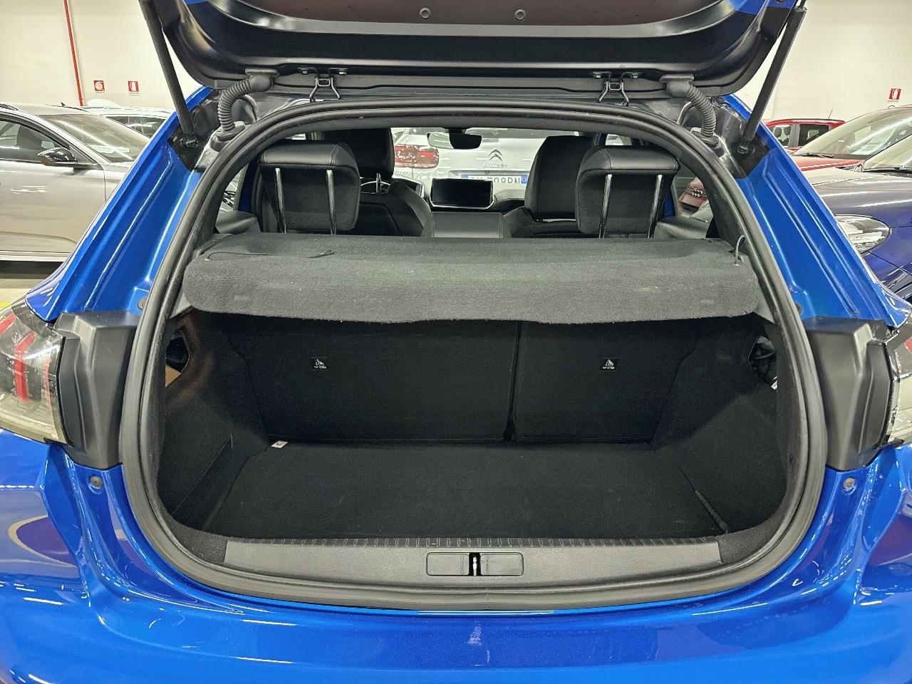 Peugeot Peugeot 208 usata, con cinture sicurezza post. conducente, cinture sicurezza post. passeggero, cinture sicurezza post. centrale a 3 punti