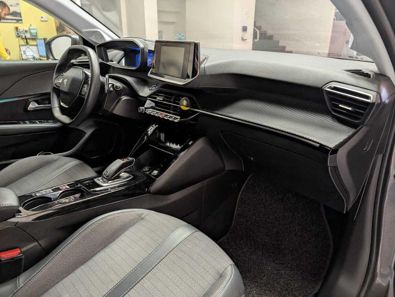 Peugeot Peugeot 208 usata, con 2 maniglie interne per passeggeri posteriori