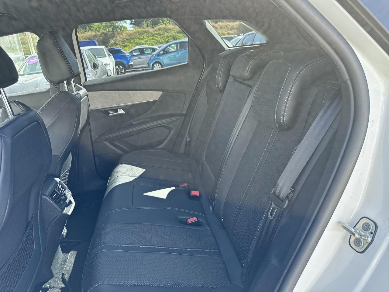 Peugeot Peugeot 3008 usata, con 2 poggiatesta sedili ant. , con reg. in altezza, 3 poggiatesta sedili post. , con reg. in altezza