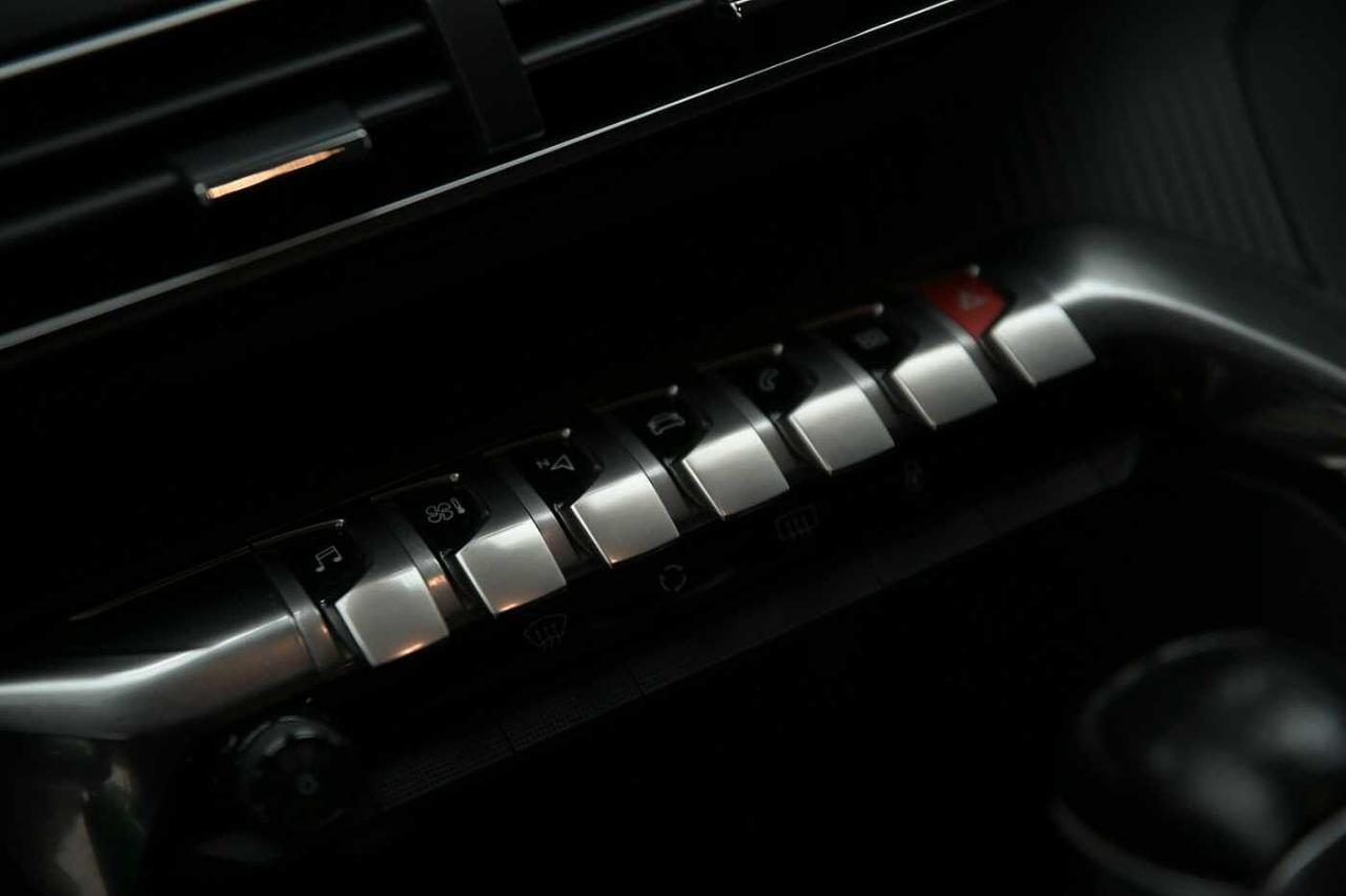 Peugeot Peugeot 3008 usata, con calandra con profilo e inserti cromati