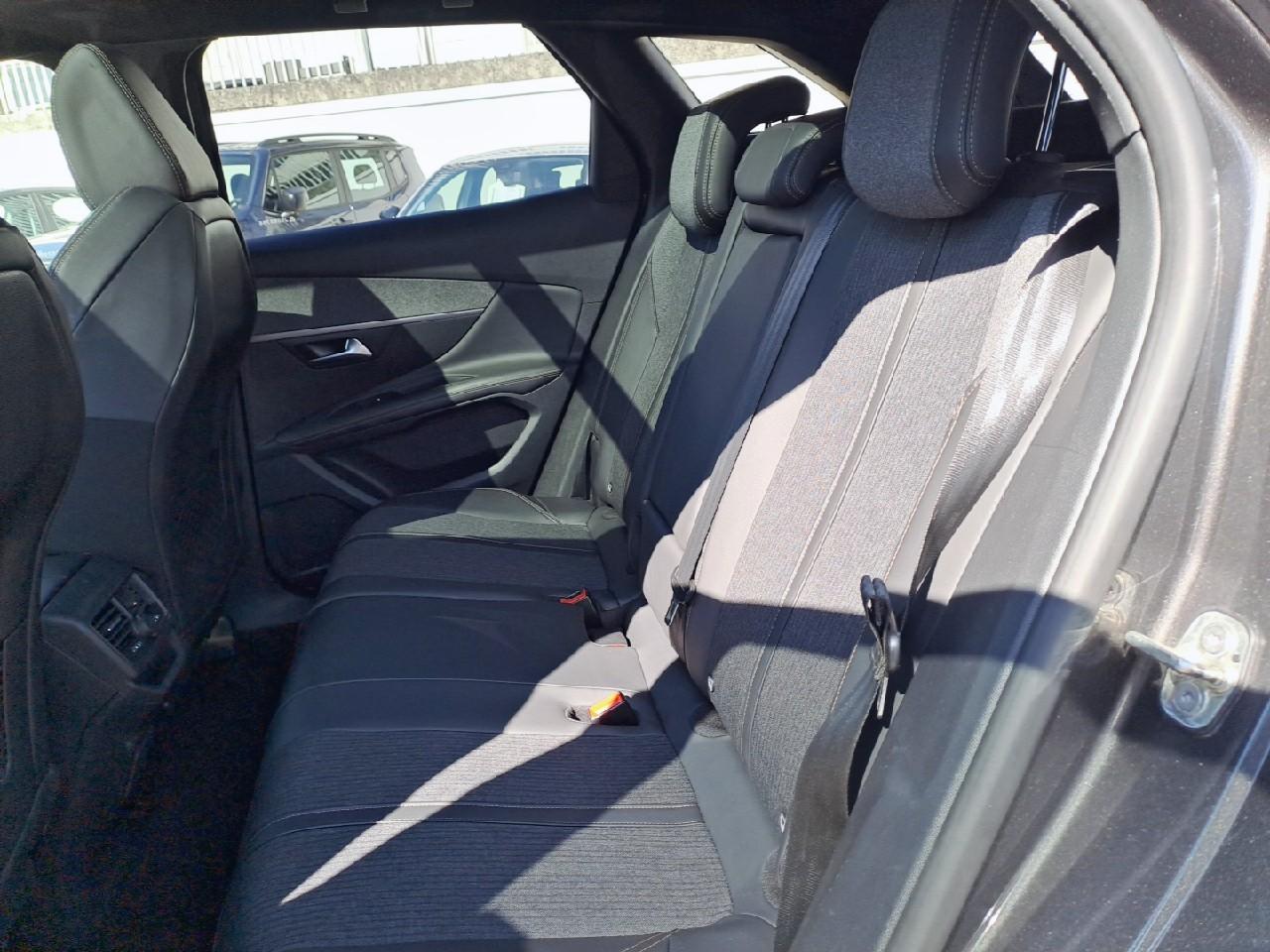 Peugeot Peugeot 3008 usata, con 2 poggiatesta sedili ant. , con reg. in altezza, 3 poggiatesta sedili post. , con reg. in altezza