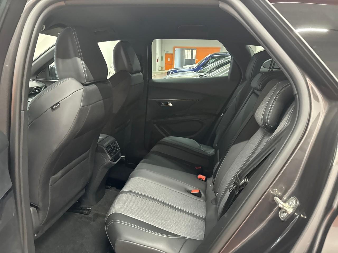 Peugeot Peugeot 3008 usata, con 2 poggiatesta sedili ant. , con reg. in altezza, 3 poggiatesta sedili post. , con reg. in altezza