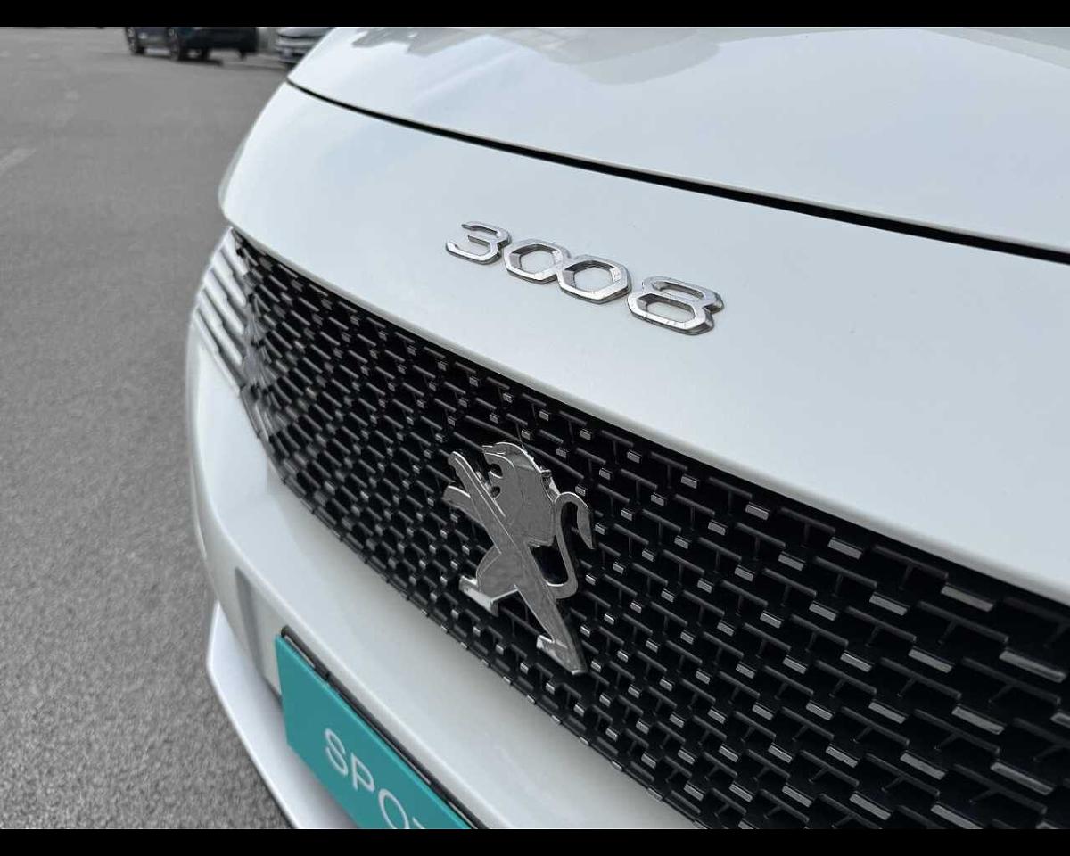 Peugeot Peugeot 3008 usata, con badge sui parafanghi anteriori e sul portellone posteriore (lettere hy con aspetto cangiante)