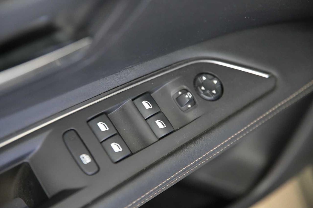 Peugeot Peugeot 3008 usata, con 3d connected navigation con peugeot connect sos & assistance (con mirrorscreen)