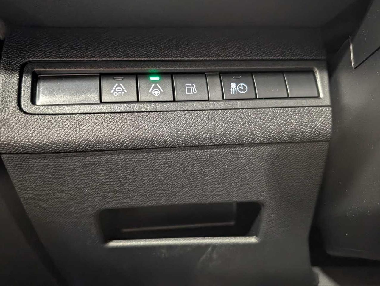 Peugeot Peugeot 3008 usata, con badge sui parafanghi anteriori e sul portellone posteriore (lettere hy con aspetto cangiante)