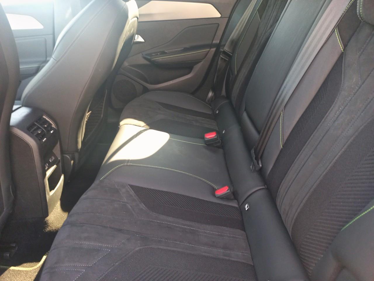 Peugeot Peugeot 308 usata, con 2 poggiatesta sedili ant. , con reg. in altezza, 3 poggiatesta sedili post. , con reg. in altezza