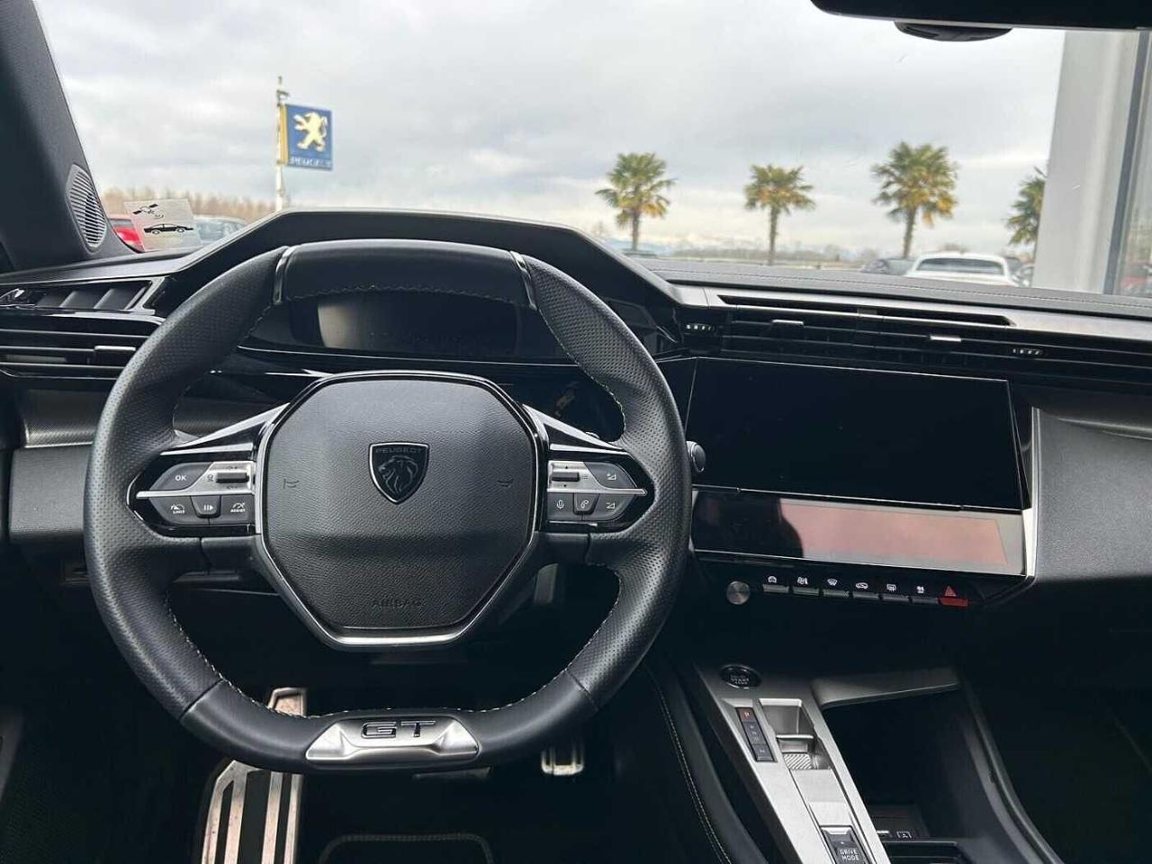 Peugeot Peugeot 308 usata, con appoggiagomiti centrale posteriore con passaggio sci