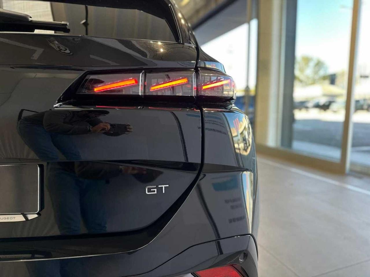 Peugeot Peugeot 308 usata, con appoggiagomiti centrale posteriore con passaggio sci