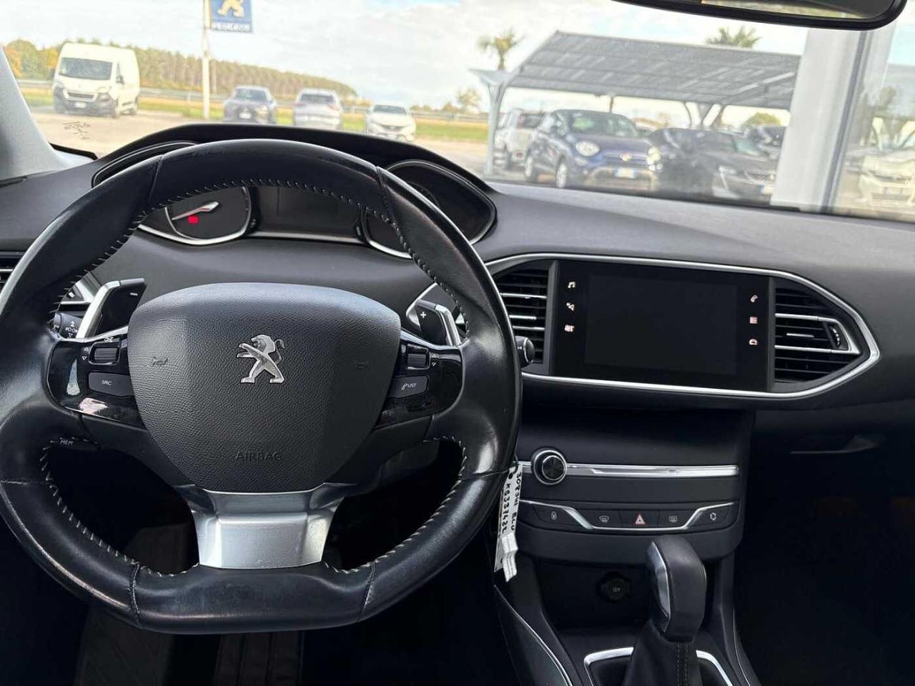 Peugeot Peugeot 308 usata, con bracciolo centrale posteriore con passaggio sci