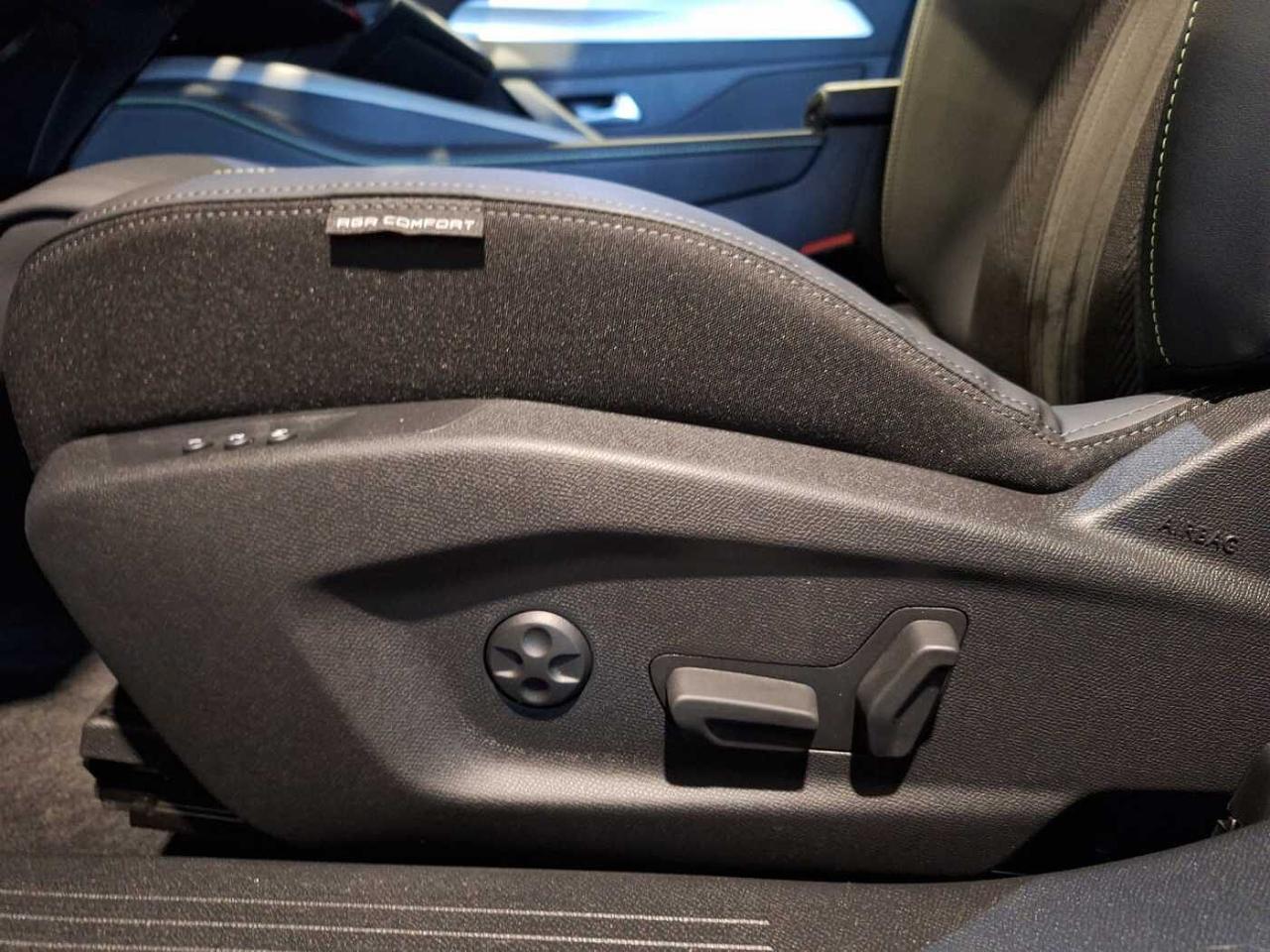 Peugeot Peugeot 308 usata, con appoggiagomiti centrale posteriore con passaggio sci