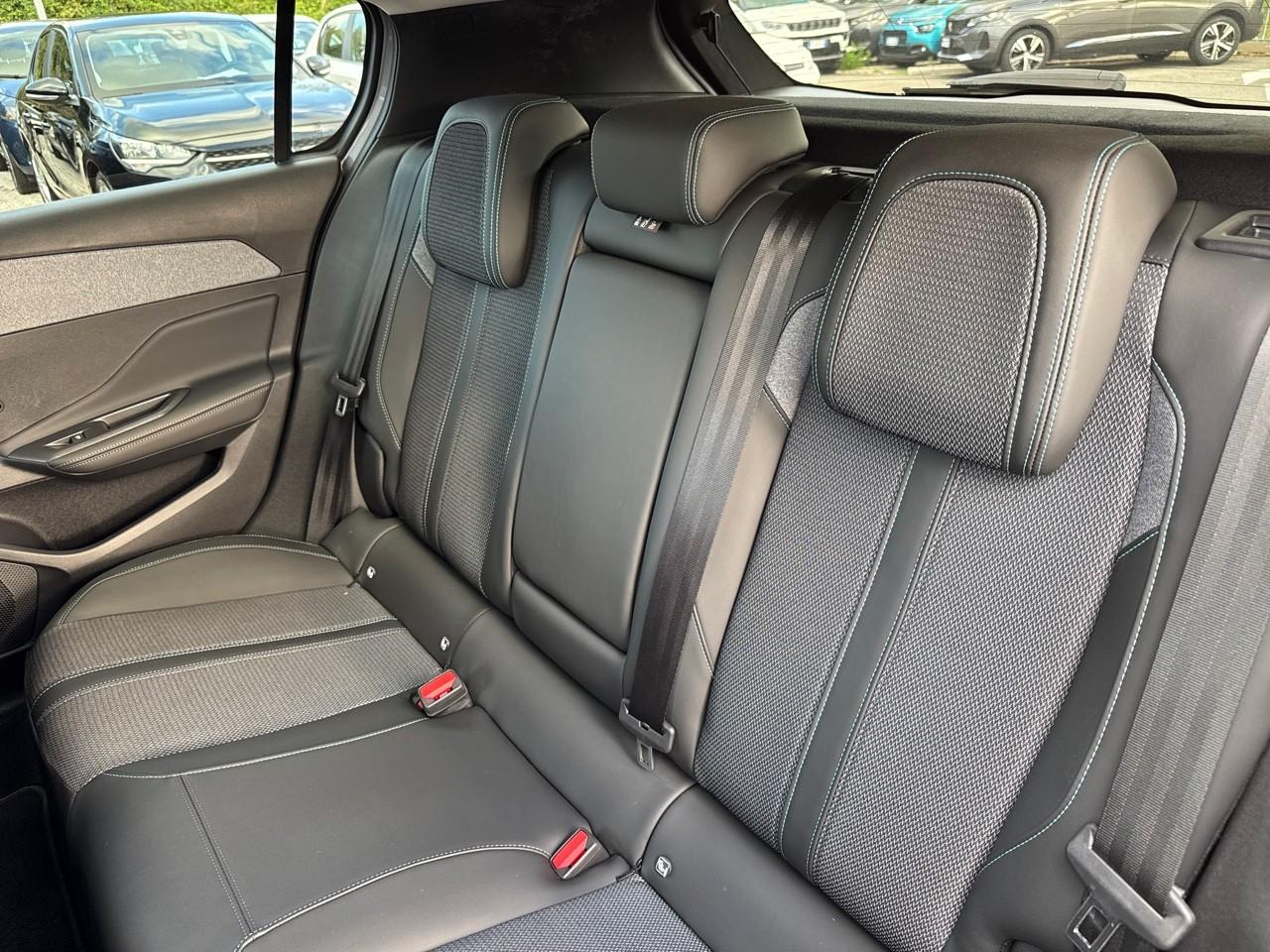 Peugeot Peugeot 308 usata, con 2 poggiatesta sedili ant. , con reg. in altezza, 3 poggiatesta sedili post. , con reg. in altezza