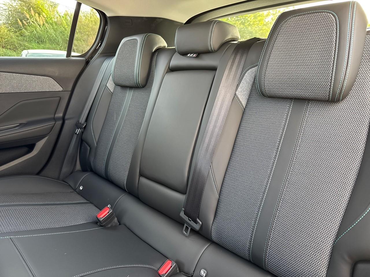 Peugeot Peugeot 308 usata, con 2 poggiatesta sedili ant. , con reg. in altezza, 3 poggiatesta sedili post. , con reg. in altezza