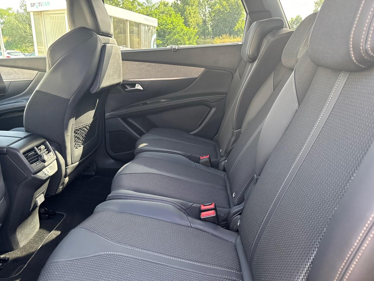 Peugeot Peugeot 5008 usata, con 2 poggiatesta sedili ant. , con reg. in altezza, 3 poggiatesta sedili post. , con reg. in altezza, 2 poggiatesta 3a fila sedili , con reg. in altezza