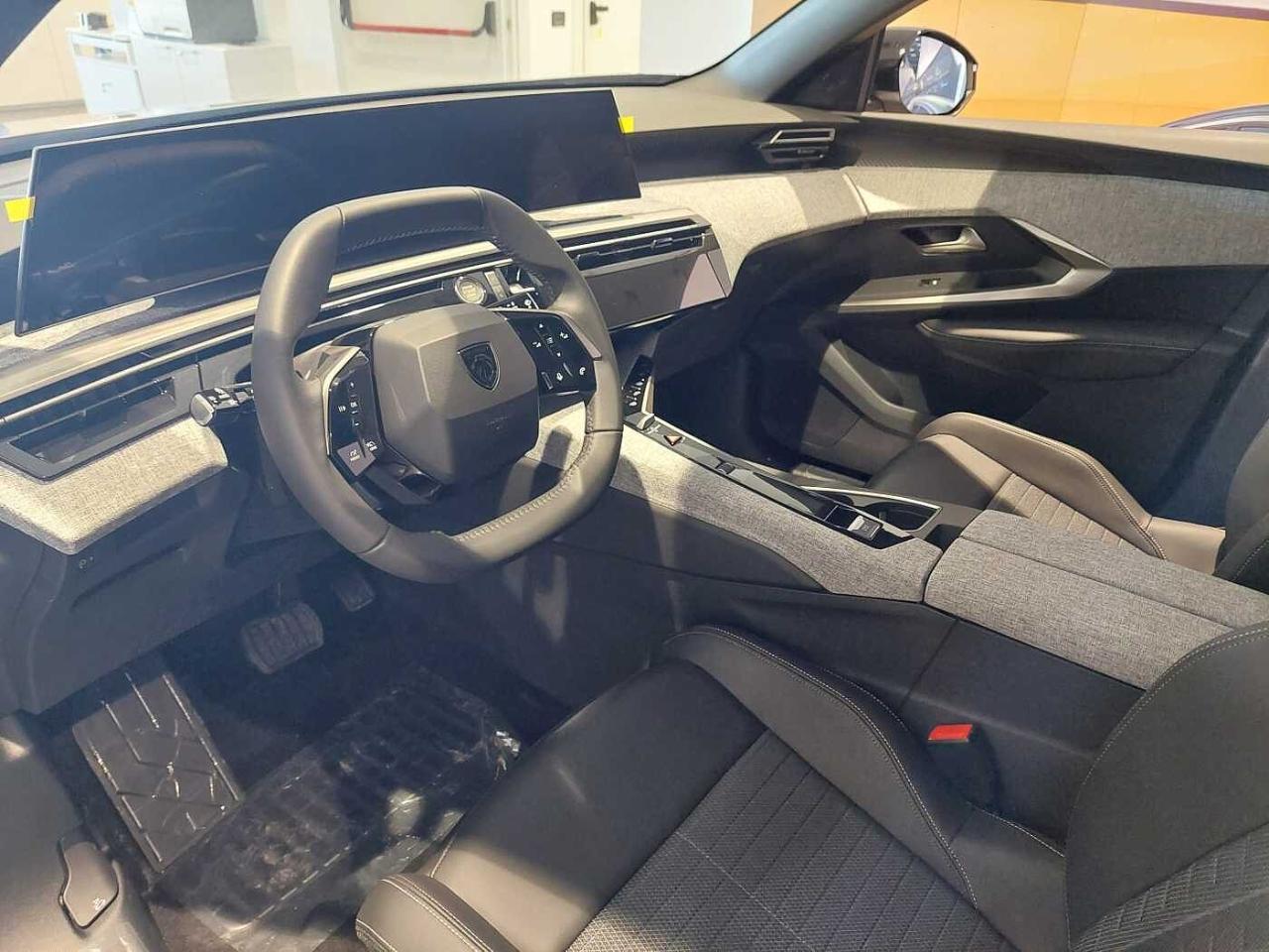 Peugeot Peugeot 5008 usata, con 3 prese 12 V (console centrale, parte posteriore console centrale, bagagliaio)