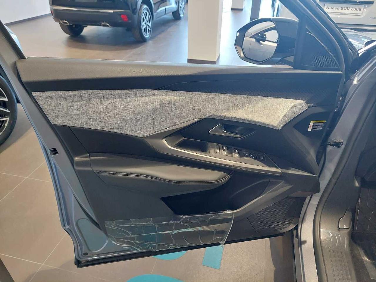 Peugeot Peugeot 5008 usata, con Fascia nera lucida tra i fari posteriori con scritta PEUGEOT