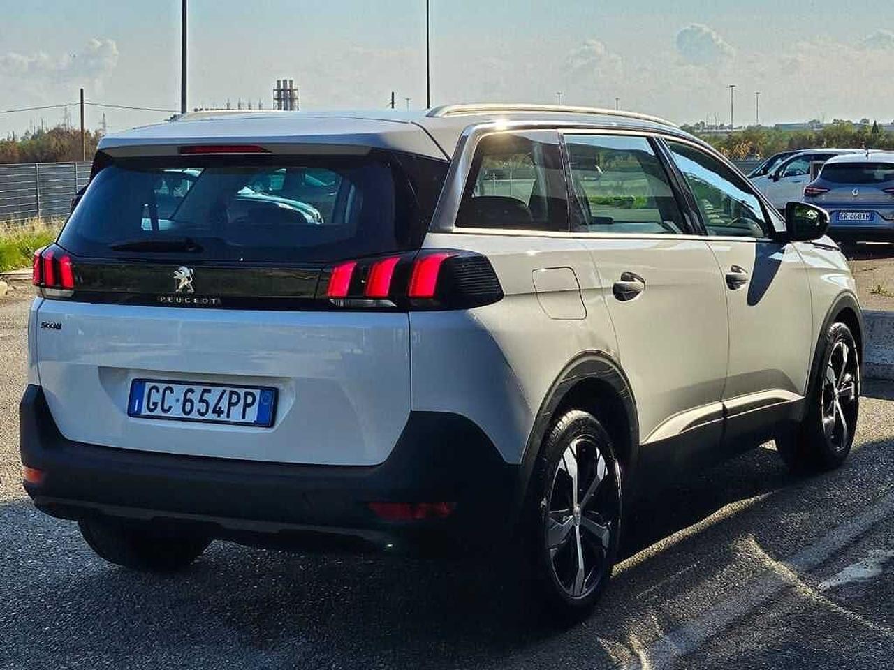 Peugeot Peugeot 5008 usata, con fissaggi isofix seggiolino bambini (1 anteriore passeggero, 2 posteriori laterali)