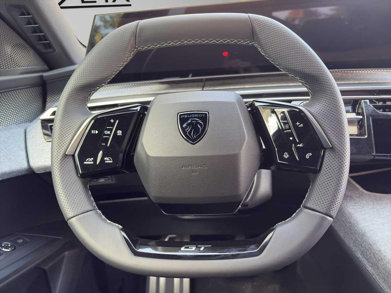 Peugeot Peugeot 5008 usata, con 3 prese 12 V (console centrale, parte posteriore console centrale, bagagliaio)