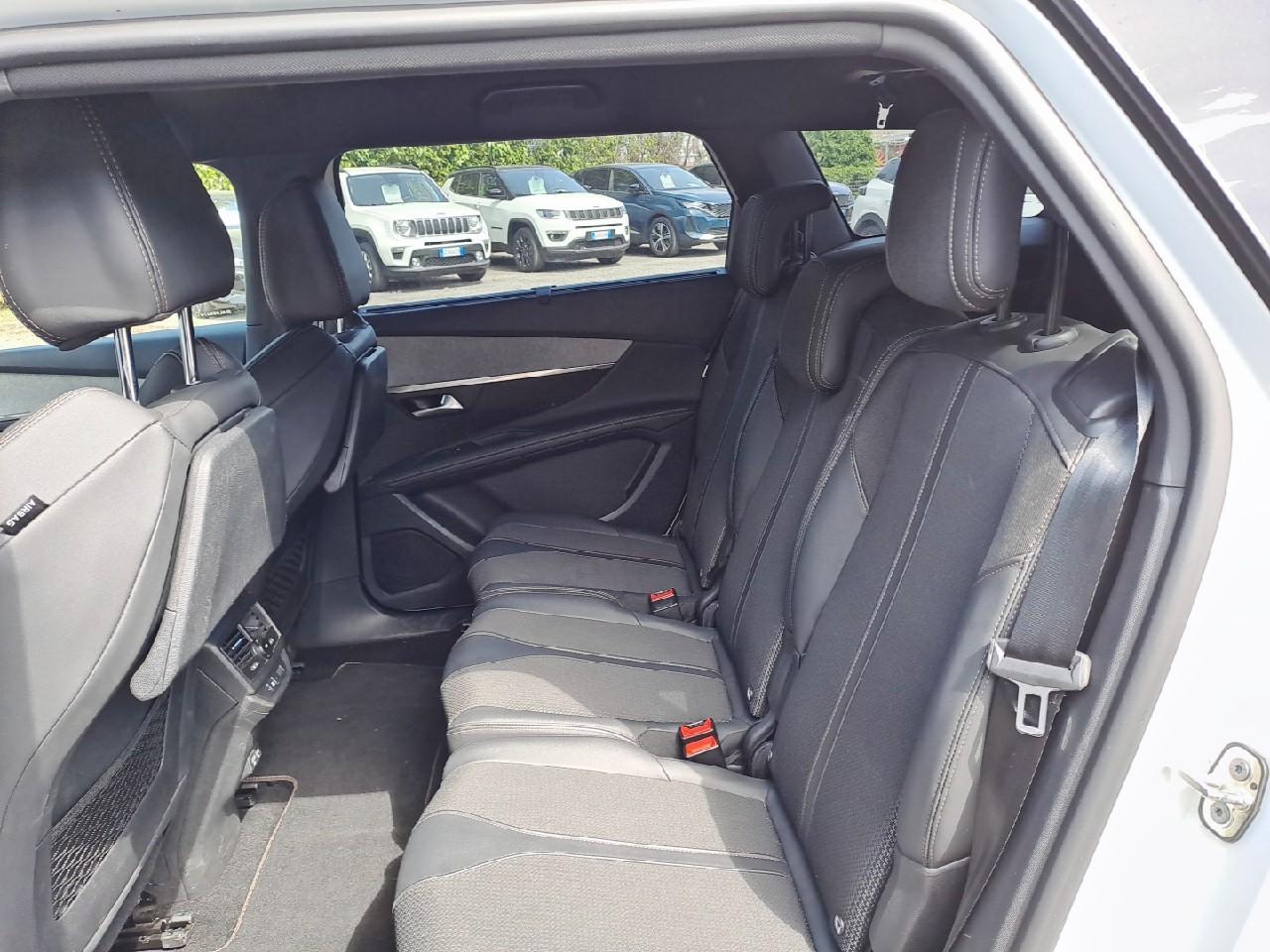 Peugeot Peugeot 5008 usata, con 2 poggiatesta sedili ant. , con reg. in altezza, 3 poggiatesta sedili post. , con reg. in altezza, 2 poggiatesta 3a fila sedili , con reg. in altezza