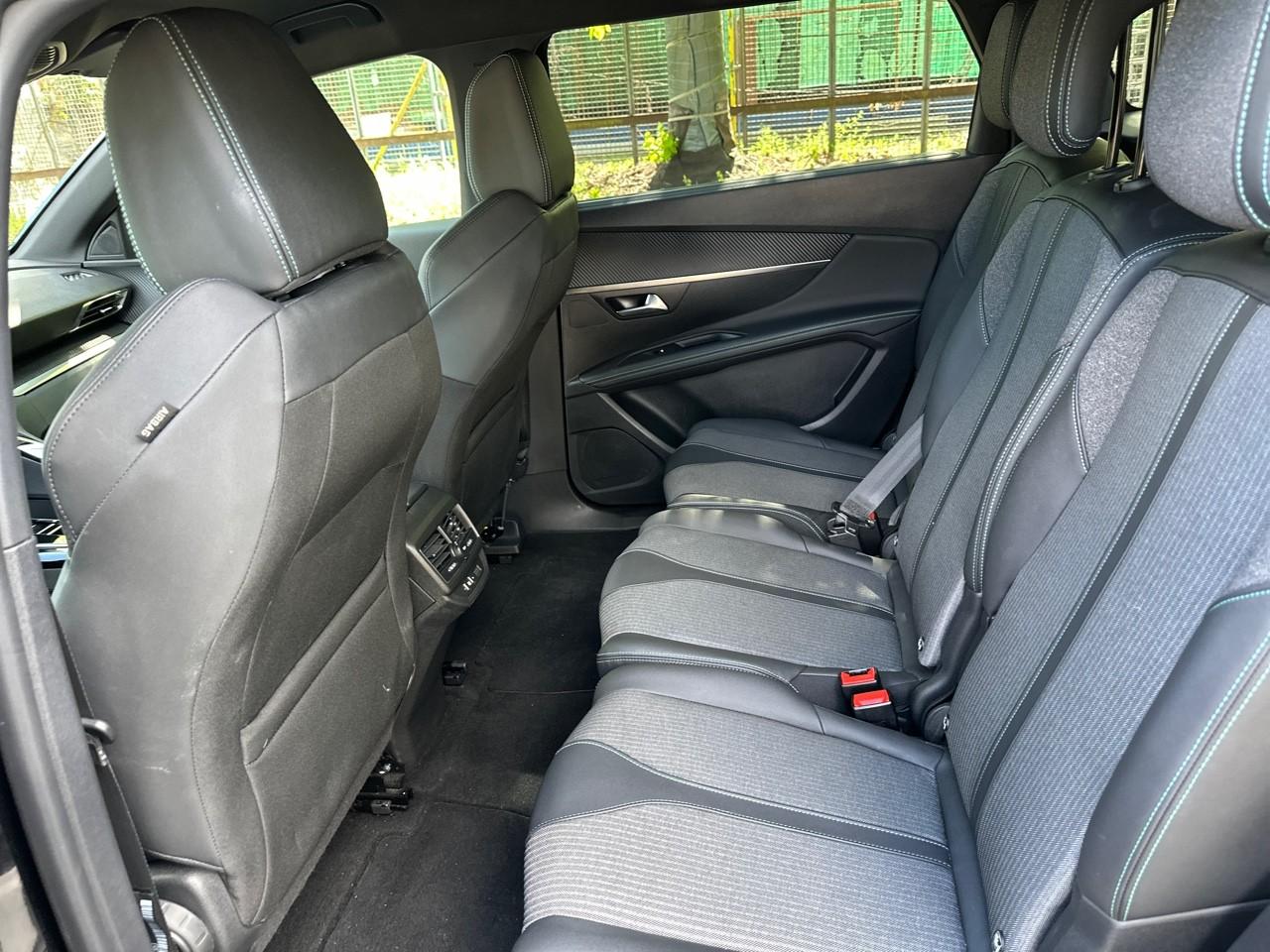 Peugeot Peugeot 5008 usata, con 2 poggiatesta sedili ant. , con reg. in altezza, 3 poggiatesta sedili post. , con reg. in altezza, 2 poggiatesta 3a fila sedili , con reg. in altezza
