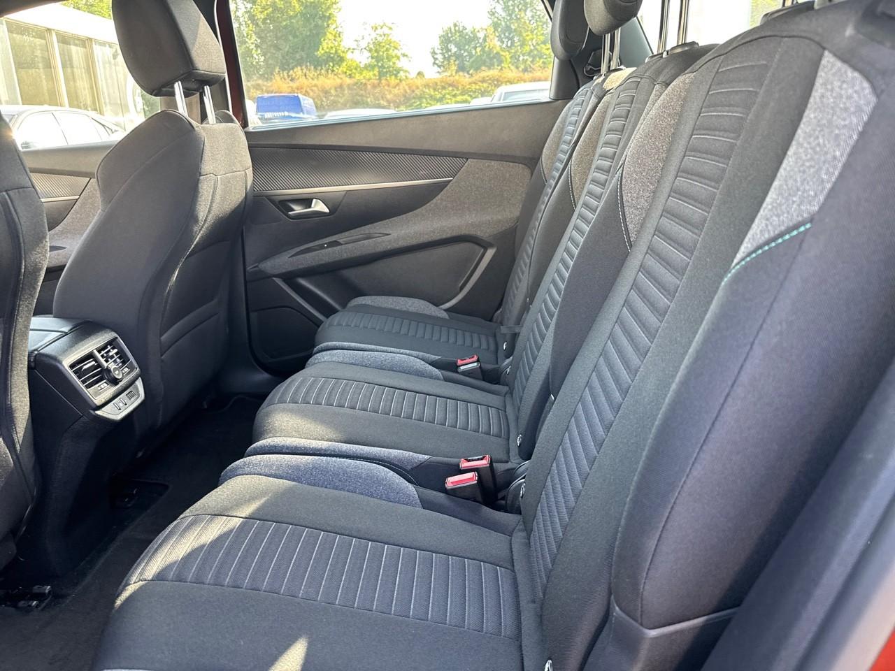 Peugeot Peugeot 5008 usata, con 2 poggiatesta sedili ant. , con reg. in altezza, 3 poggiatesta sedili post. , con reg. in altezza, 2 poggiatesta 3a fila sedili , con reg. in altezza
