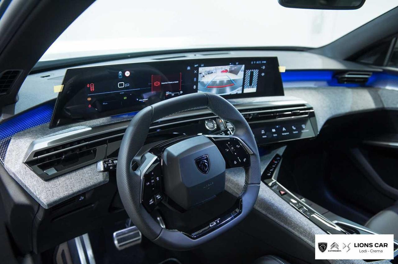 Peugeot Peugeot 5008 usata, con 3 prese 12 V (console centrale, parte posteriore console centrale, bagagliaio)