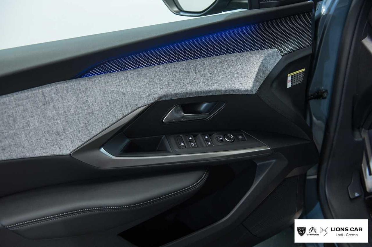 Peugeot Peugeot 5008 usata, con Fascia nera lucida tra i fari posteriori con scritta PEUGEOT