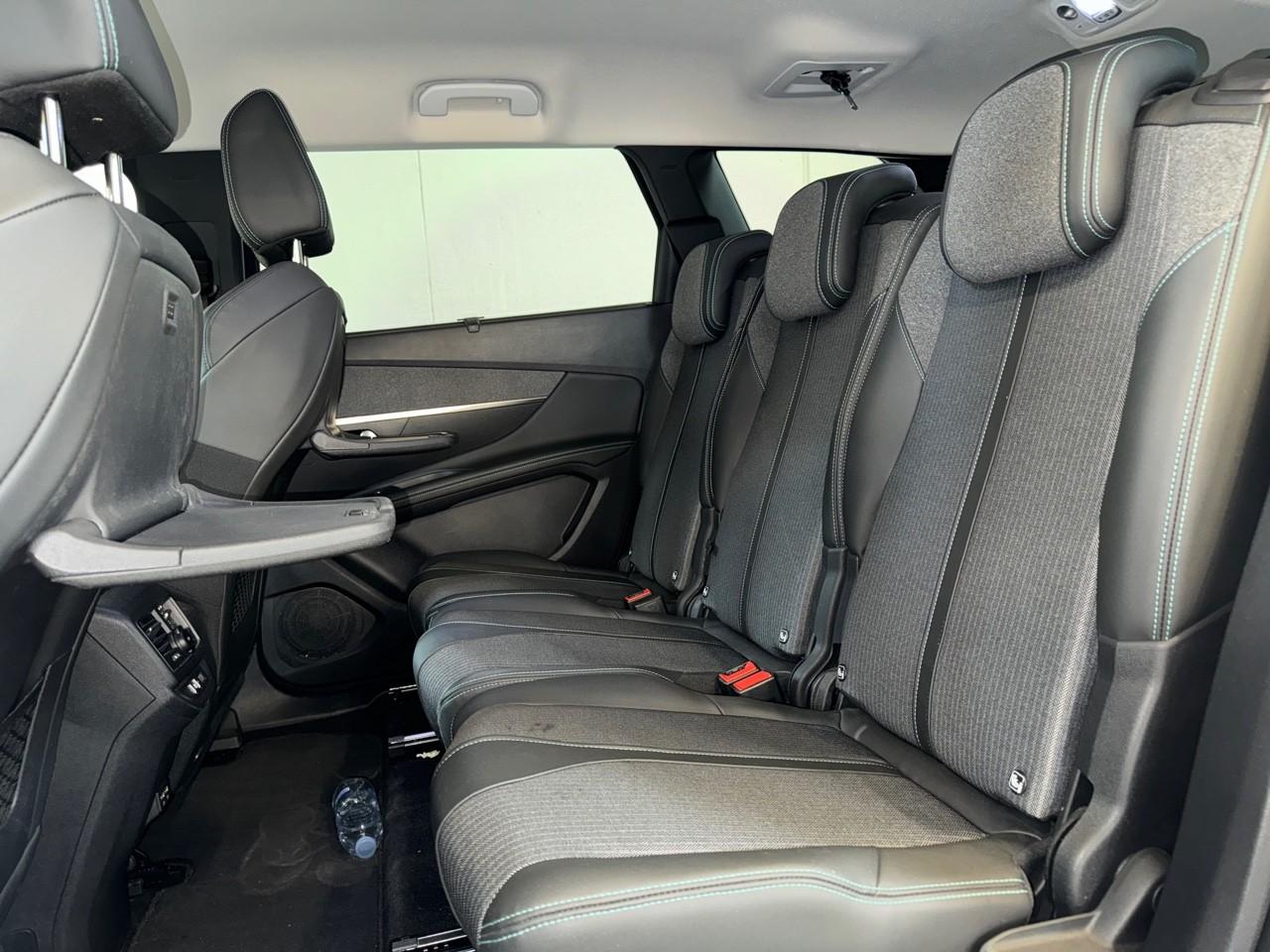 Peugeot Peugeot 5008 usata, con 2 poggiatesta sedili ant. , con reg. in altezza, 3 poggiatesta sedili post. , con reg. in altezza, 2 poggiatesta 3a fila sedili , con reg. in altezza