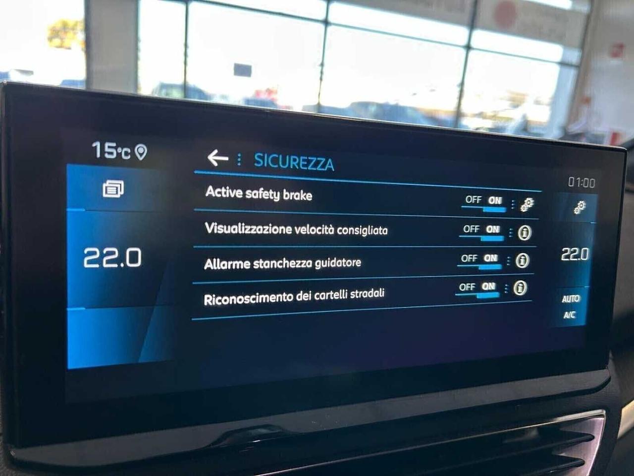 Peugeot Peugeot 5008 usata, con decori plancia di bordo e pannelli delle porte in tessuto trama "brumeo"